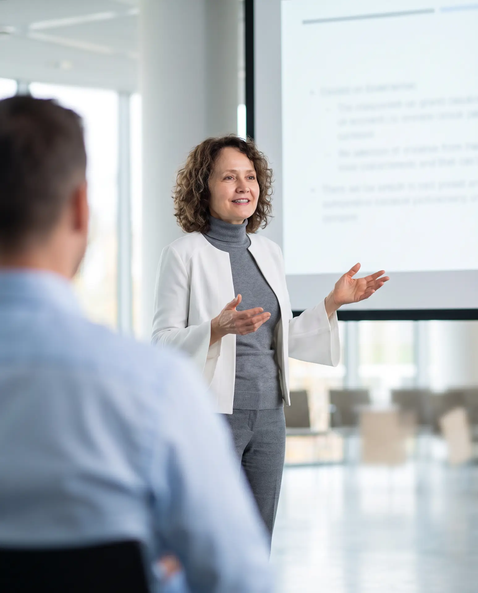 Profissional conduzindo palestra corporativa em escritório